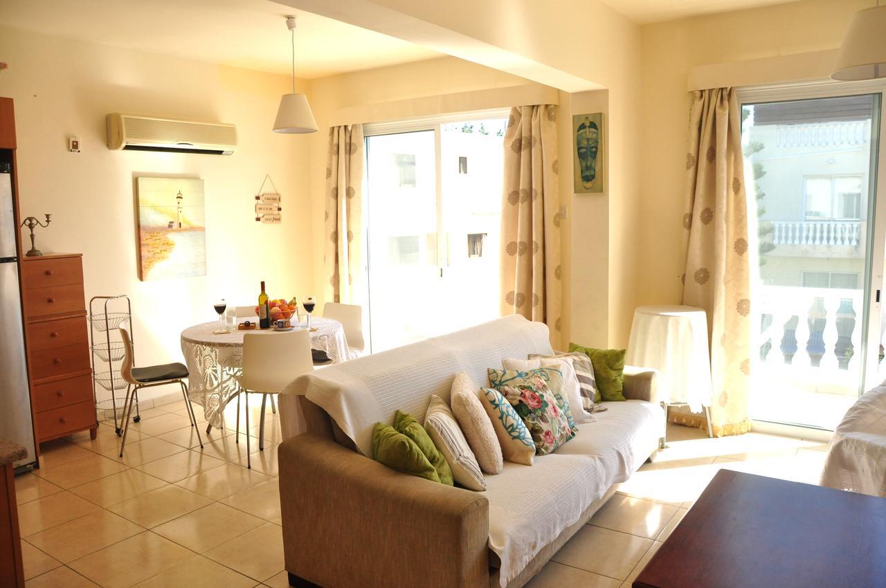 Universal Apartment *